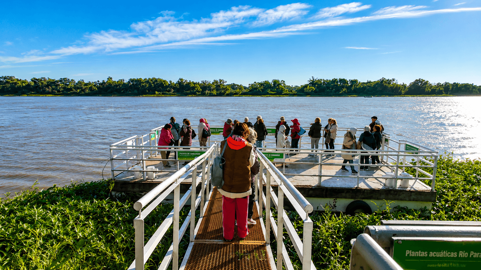 Viajeros disfrutando una excursión en lancha por el río Paraná